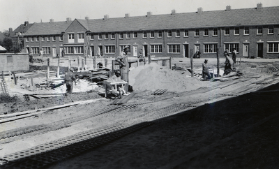 24739 Gezicht op de in aanbouw zijnde huizen aan de Vijgeboomstraat te Utrecht.